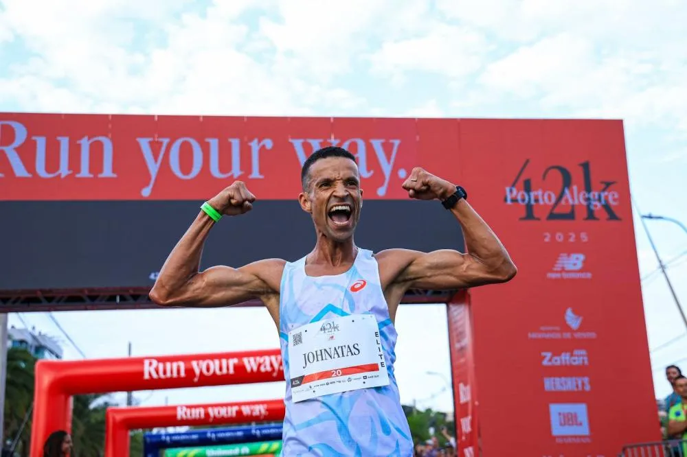 Johnatas Cruz, vencedor da maratona masculina na New Balance 42K Porto Alegre 2025, batendo o recorde de maratonas na capital gaúcha