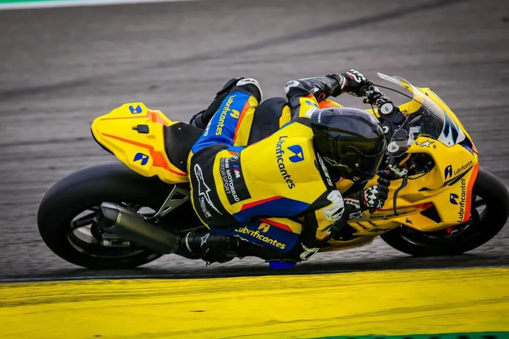 Theo Manna pronto para acelerar em Santa Cruz (@2soulphotos)