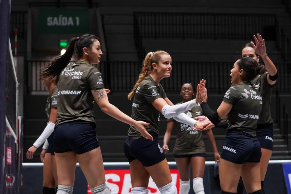 A levantadora Marta Bechis (centro) (@osascovoleibolclube-@carol_fotografia)