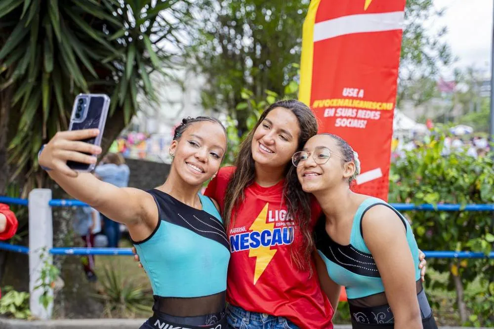 Sophia faz selfie com as fãs (Márcio Xavier / Liga Esportiva NESCAU®)