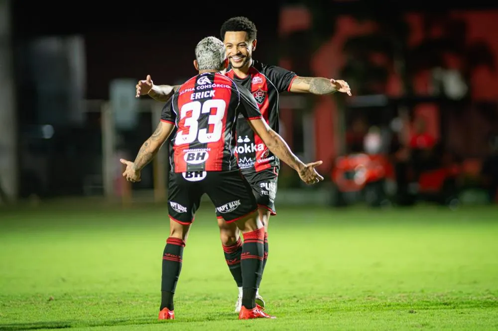 Vitória goleia Chapecoense no Barradão e se afasta do Z4 no Brasileirão